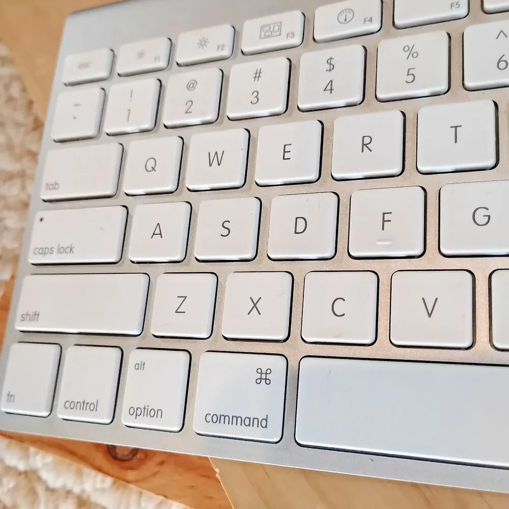 Apple Wireless Keyboard Bluetooth Battery Powered Silver Aluminum A 1314 Slim
